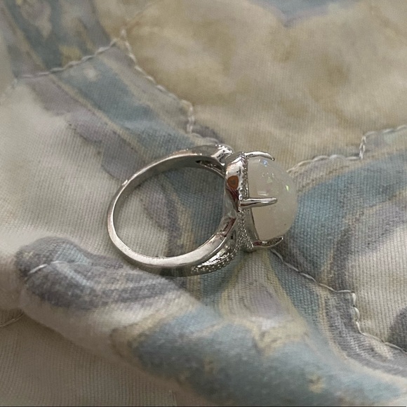 Pretty silver ring with simulated Opal stone - Picture 3 of 4